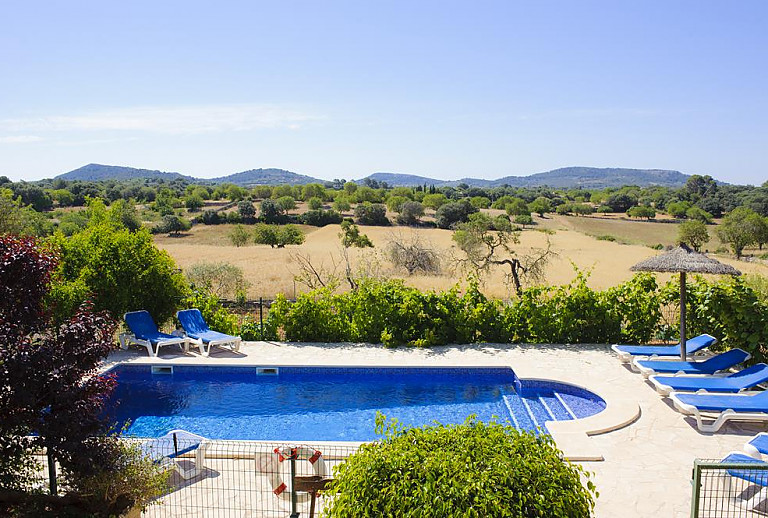 Poolbereich mit Blick auf die umliegende Landschaft