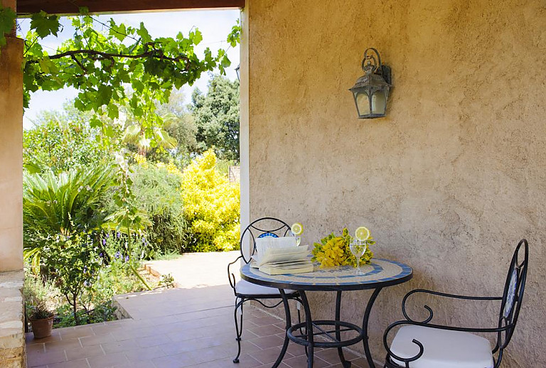 Terrasse mit kleinem Tisch und Stühlen