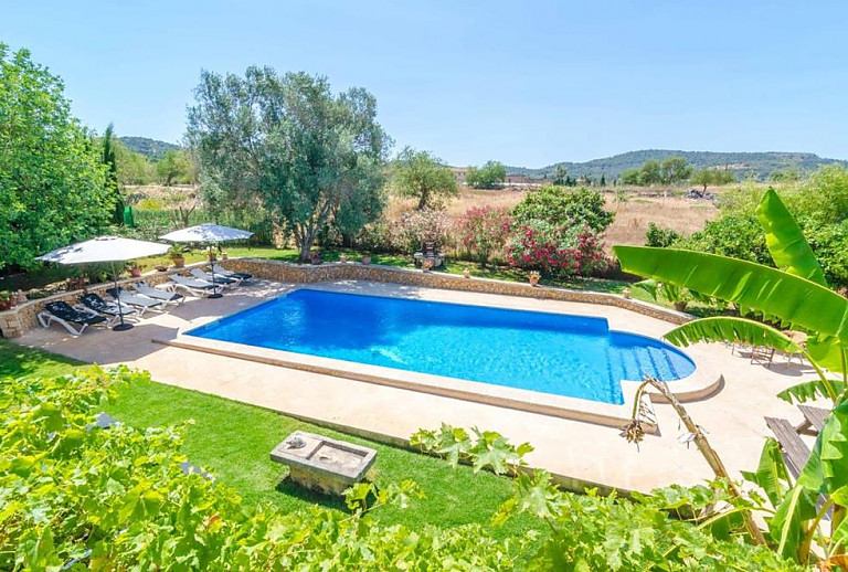 Pool im Garten mit Blick auf die umliegende Landschaft