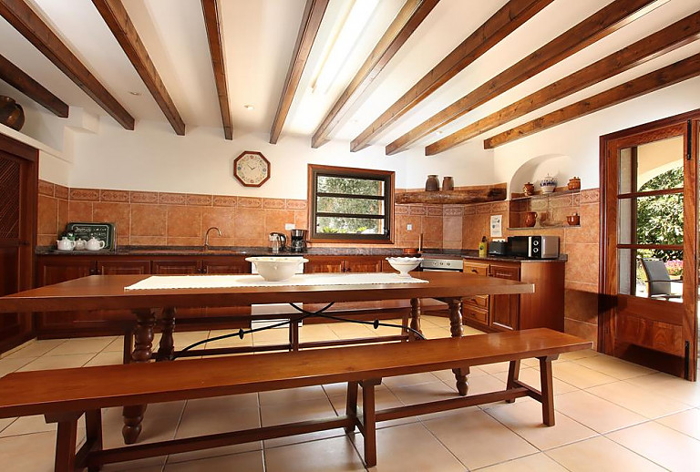 Küche mit Esstisch und Bänken