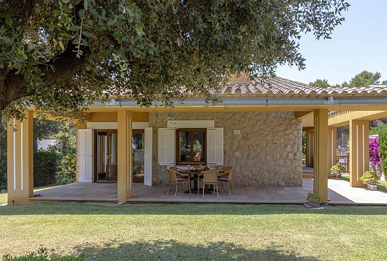 Garten und Rasen vor der Terrasse