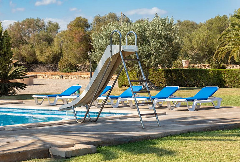 Pool mit Sonnenliegen vor dem Ferienhaus