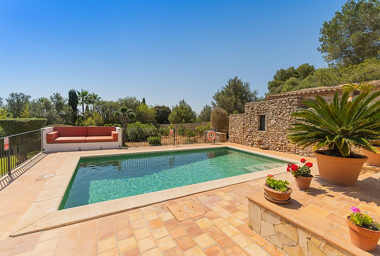 Pool mit Sonnenliegen vor dem Ferienhaus