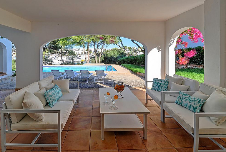 Terrasse mit Vordach und Poolblick