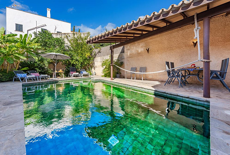 Pool im Hof des Ferienhauses mit Terrasse