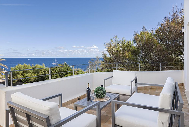 Terrasse mit Ausblick und Sitzmöbeln