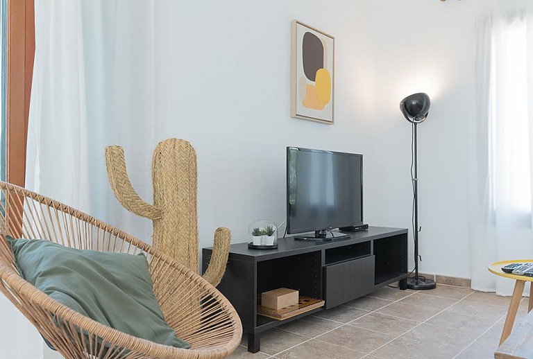 Wohnzimmer mit Sessel und Fernseher