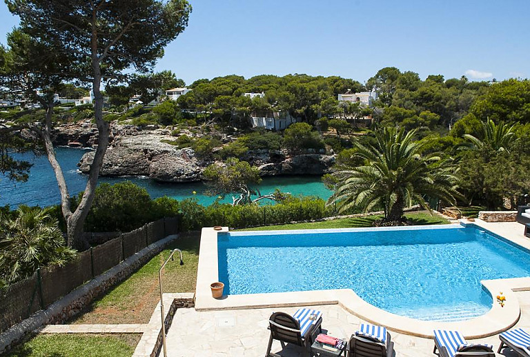 Pool mit Dusche und Meerblick