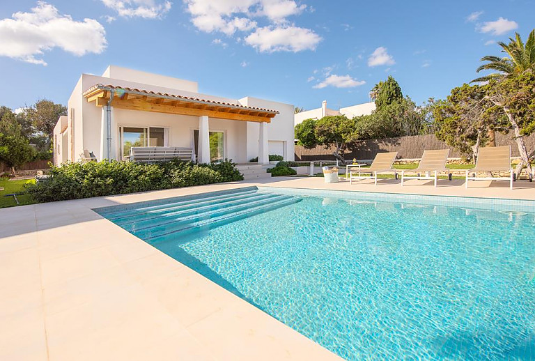 Pool mit Sonnenliegen vor dem Ferienhaus