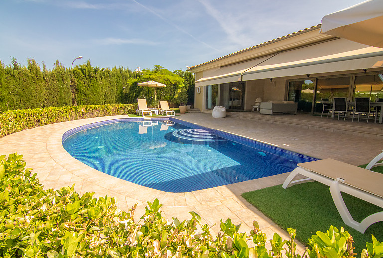 Pool mit Sonnenliegen vor dem Ferienhaus