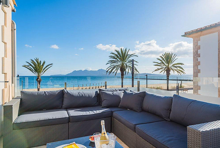 Sofaecke auf der Terrasse mit Meerblick