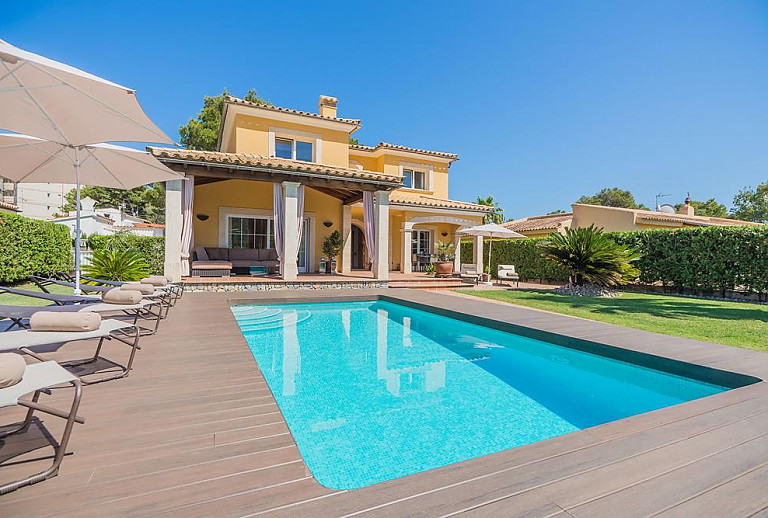 Poolterrasse mit Sonnenliegen am Ferienhaus