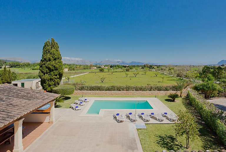 Blick auf den Pool und die umliegende Landschaft