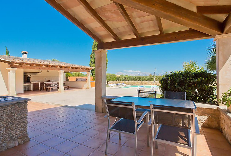 Terrasse mit Vordach und Poolblick