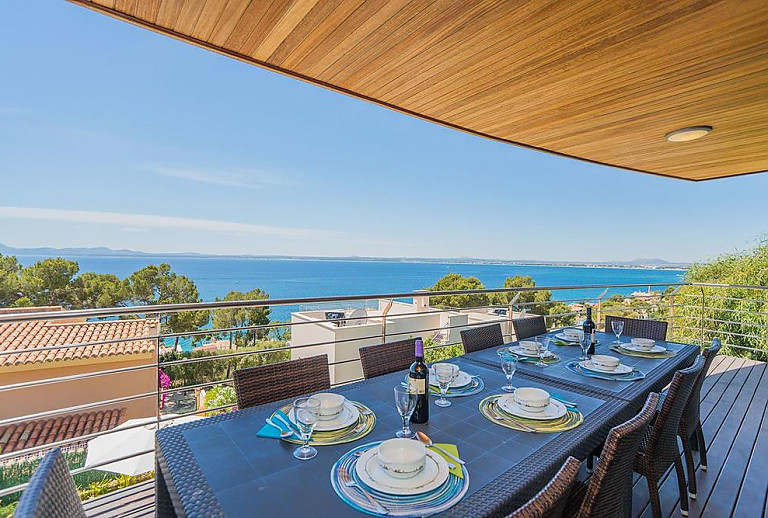 Terrasse mit Esstisch und Meerblick