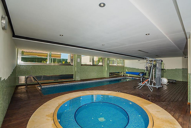 Fitnessgeräte und Innenpool im Ferienhaus