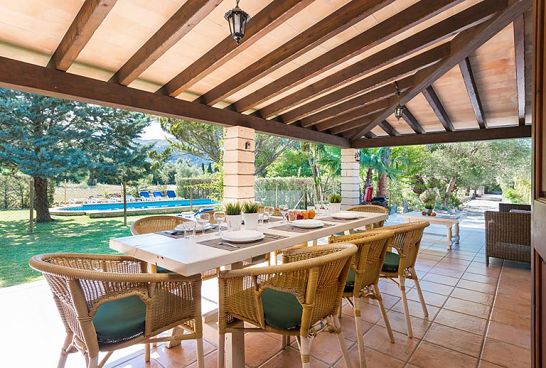 Terrasse mit Esstisch und Blick in den Garten