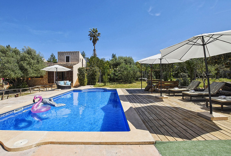 Sonnenschirm und Poolliegen im Außenbereich am Pool