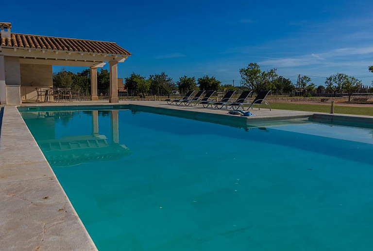 Außenbereich mit Sommerküche und Pool