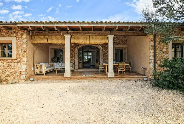 Finca mit Terrasse und Gartenmöbeln