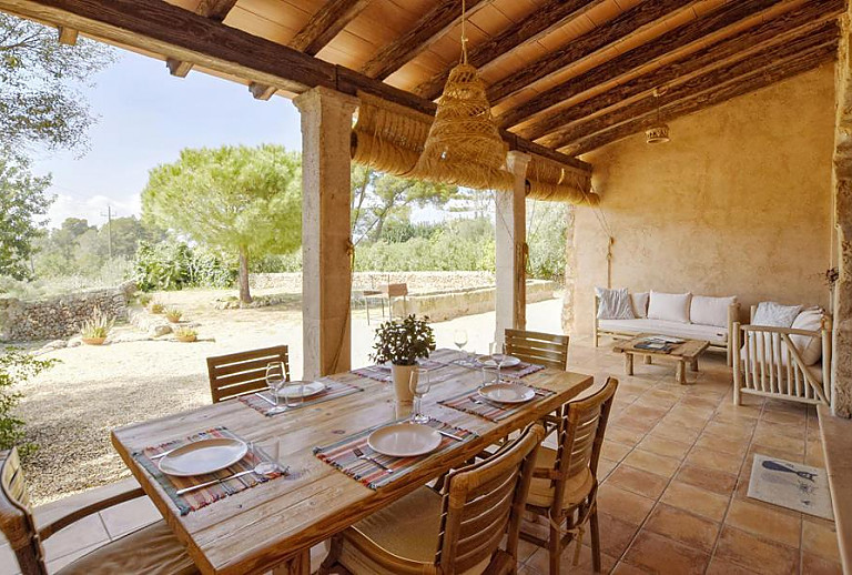 Terrasse mit Vordach und Esstisch