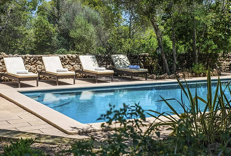 Sonnenliegen im Schatten am Poolbereich