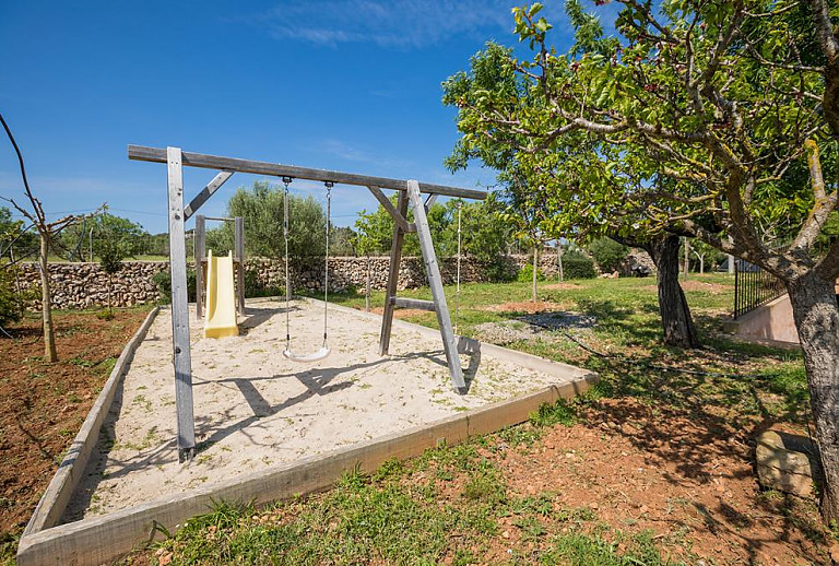 Außenbereich mit Spielplatz