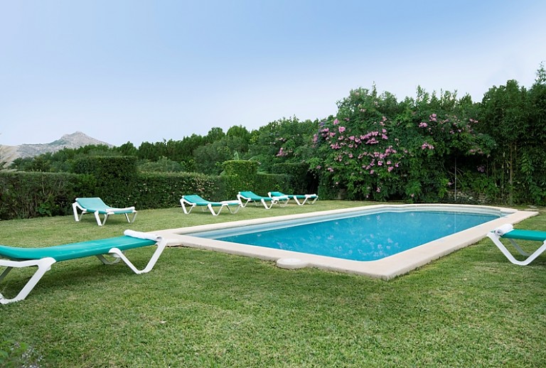 Rasen Poolliegen Pool Hecke Himmel