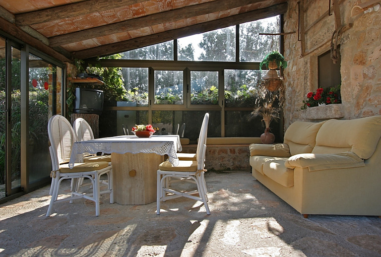 Terrasse Überdachung Fenster Couch Tisch Stühle