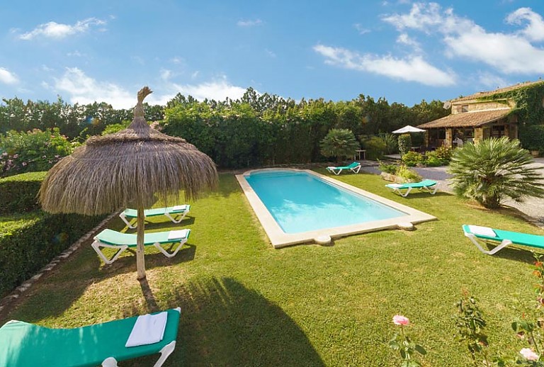 Rasen Sonnenschirm Sonnenliegen Pool Hecke